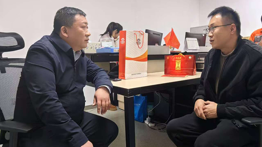公司領導節前走訪慰問困難黨員和困難職工