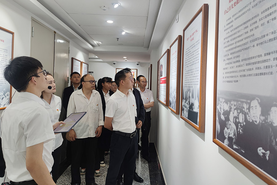 公司紀委組織干部職工參觀集團廉潔警示教育基地