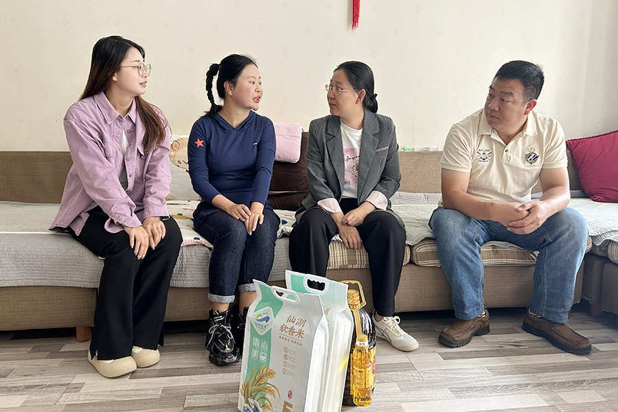 宏宥任占軍家慰問照片.jpg