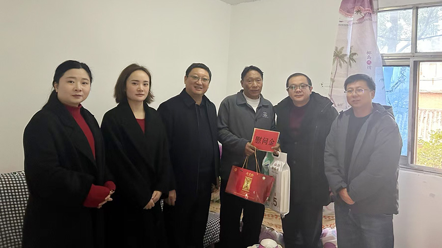 公司領導節前走訪慰問困難黨員和困難職工