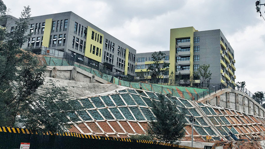 五華區主要領導到公司承建項目督導校園周邊工程安全