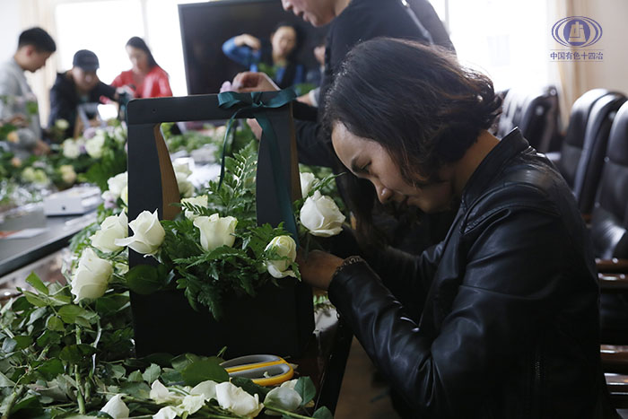 公司舉辦“以花會友香滿酈庭”主題插花活動