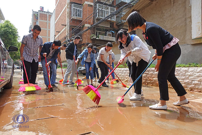 暴雨后的溫暖——公司職工自發清掃辦公樓前雨后泥漿