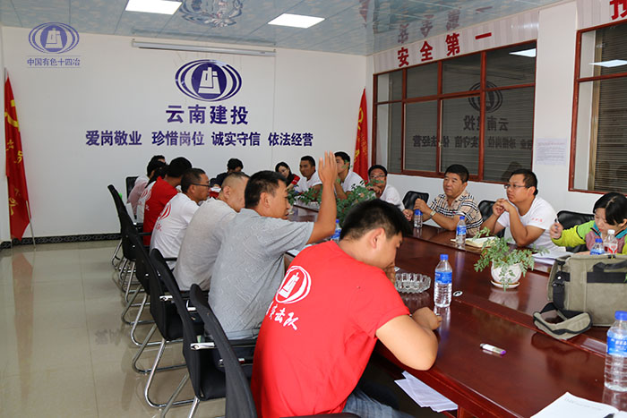 趙宗平一行到保山管廊項目部與職工座談