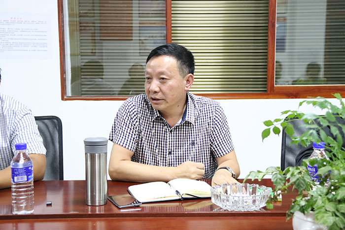 黃偉與保山管廊職工進行座談