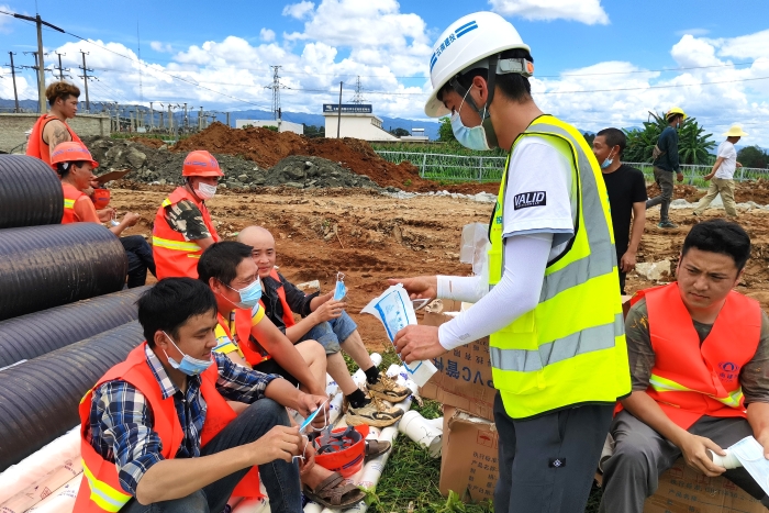 向班組人員發放口罩